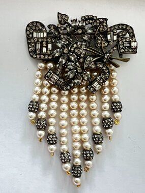 HEIDI DAUS "Dramatic De'collete"  Floral/Leaves Tassel Pin